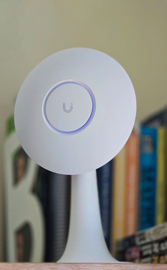 Soporte de Escritorio para Access Point Ubiquiti UniFi U6+ / U6 Pro / U6 LR - SIERRA STORE