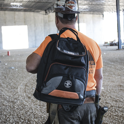 Mochila para Herramientas Tradesman Pro™ de 44.5 cm en Color Negro con 35 Bolsillos (No incluye herramientas). KLEIN TOOLS...