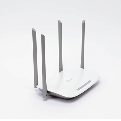 Router Inalámbrico ISP / Doble Banda AC1200 / 4 Antenas Externas / 3 Puertos LAN 10/100/1000 Mbps / 1 Puerto WAN 10/100/10...
