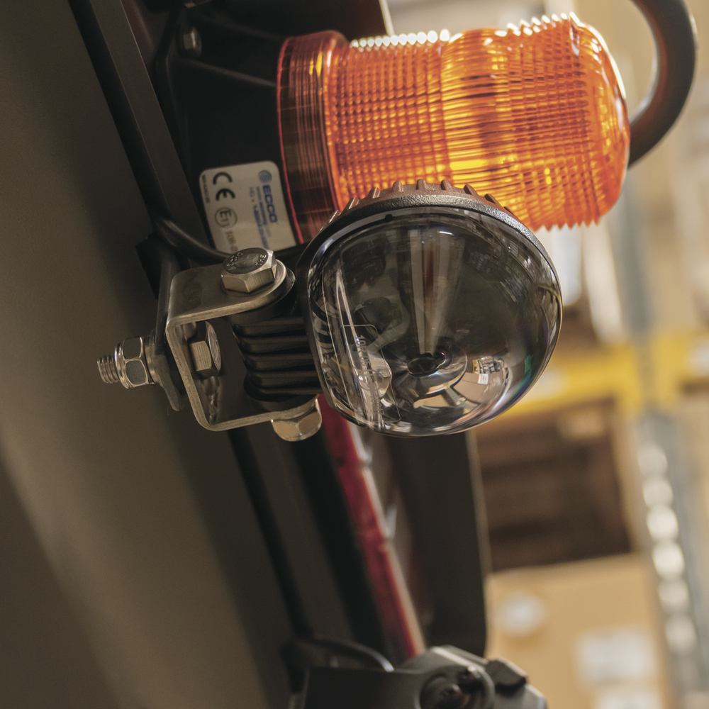 Luz de Seguridad para Montacargas / Haz Rojo Sólido 180° / 12-80 VDC / 100 Lúmenes / IP Resistente Industrial | SIERRA STORE