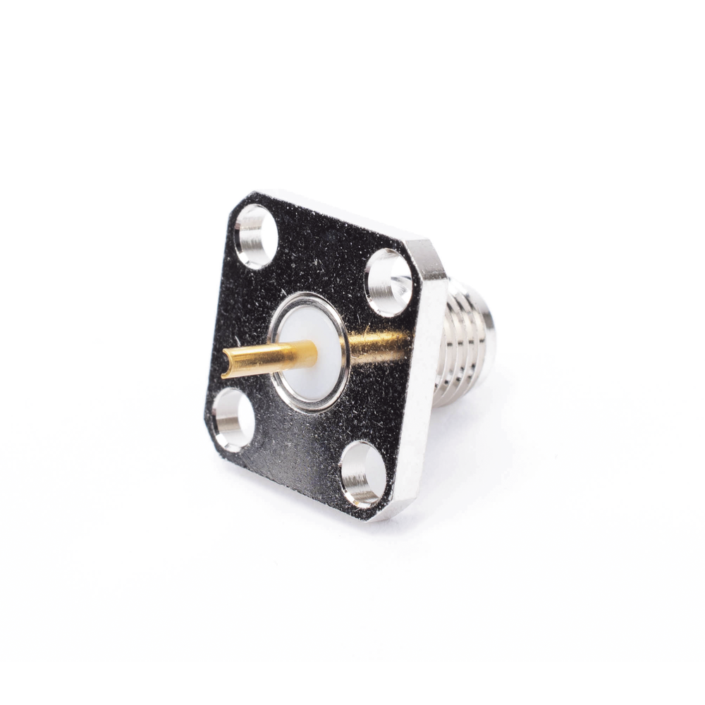 Conector SMA Hembra / Montaje Panel Cuadrado 12.7 mm (0.5 in) / 4 Perforaciones 8.64 mm (0.34 in) / Soldable / Níquel-Oro-PTFE | SIERRA STORE