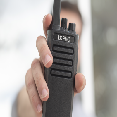 Radio Portátil UHF, 5W de Potencia, Scrambler de Voz, Alta Cobertura, 400-470 MHz, 16 canales preconfigurados TXPRO - Vista 7