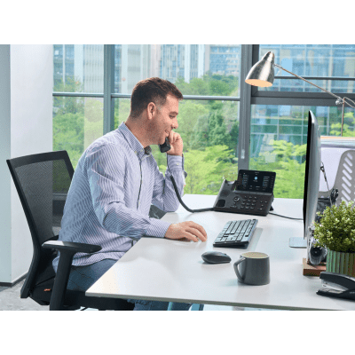 Teléfono IP Empresarial Yealink SIP-T85W Prime Business con Pantalla Ajustable de 5.5 Pulgadas, Audio HD Potenciado por IA y | SIERRA STORE