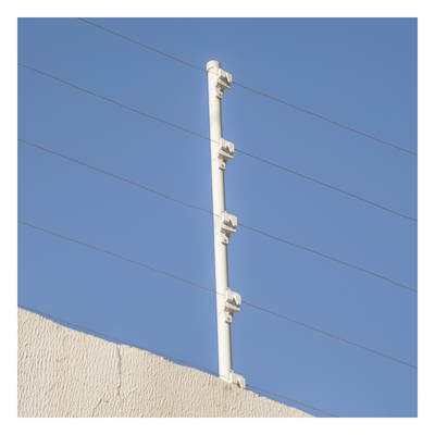 Aislador de Paso para Cerco Eléctrico / Aislamiento 18 kV / Resistencia Mecánica 10.2 kg / Protección UV / Polipropileno y | SIERRA STORE