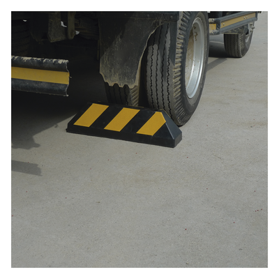 ACCESSPRO AC55TC - Tope Vehicular / 55 cm (1.8 ft) / Carga 5 Ton / Caucho Rígido / Bandas Reflejantes / Negro-Amarillo | SIERRA STORE