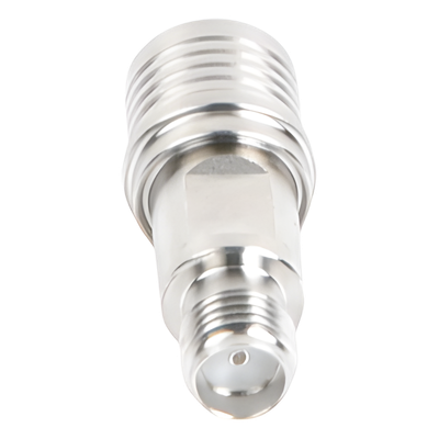 Adaptador RF en Línea / Conector QMA Macho a SMA Hembra / Rango 0-6 GHz / Impedancia 50 Ω / VSWR 1.25 Máximo / Aislante de Teflón | SIERRA STORE